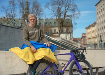 Un parlamentar eston a pornit într-o călătorie cu bicicleta de la Tallinn la Kiyiv pentru a colecta donații destinate Armatei Ucrainei. Unde puteți dona