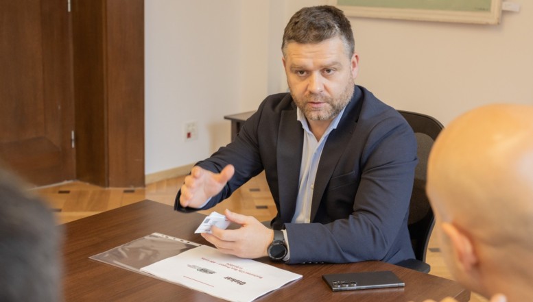 VIDEO Ciprian Ciucu șterge pe jos cu Daniel Băluță după ședința-circ de la PMB. „Am impresia că omul ăsta nu e lucid” / Primarul general dezvăluie o situație șocantă: Băluță refuză, de trei ani, să predea către Primăria Capitalei amplasamentele din S4 pentru refacerea sistemului de termoficare. „Din cauza lui stau oamenii în frig”