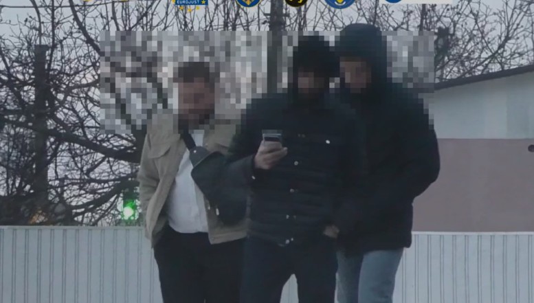 VIDEO A fost destructurată o mega rețea moldo-ucraineană care escroca români naivi. Cel puțin 180 de operatori din R.Moldova activau în centre infracționale din Ucraina de unde apelau cetățeani români pentru a-i păcăli și fura banii din conturi