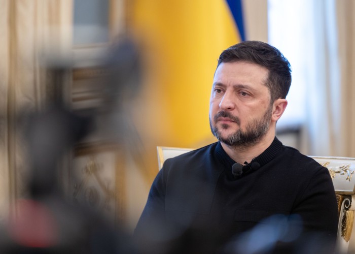 Zelenski dezvăluie că a primit solicitări din partea SUA și a aliaților acestora din Orientul Mijlociu pentru doborârea dronelor iraniene. Liderul de la Kiev spune că Ucraina are dronele interceptoare de care au nevoie țările atacate de Iran, dar pune condiții pentru furnizarea lor