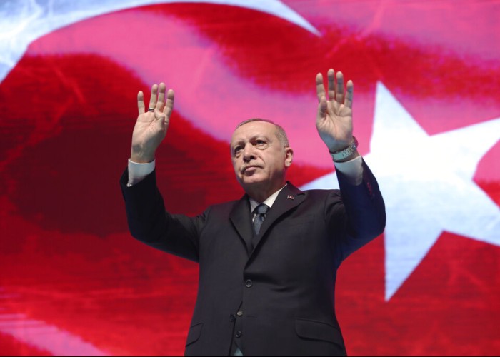 Erdogan, primit ca un erou ”eliberator” la Baku, în Azerbaijan. Războiul cu Armenia a fost câștigat, de fapt, de Turcia. O explozie a cultului personalității