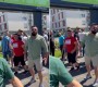 VIDEO. Incident violent la o secție de votare din Franța. Bombardierii lui George Simion au agresat un votant care a avut curajul să le spună să se comporte civilizat. „Am fost lovit, scuipat, înjurat” / Votanții auriști au scandat inclusiv „Rusia!, Rusia!”