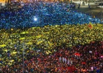 Protest de Centenar în Piața Victoriei: "La mulți ani în UE, România! E timpul să scapi de hoți!". Sunt așteptați cât mai mulți români
