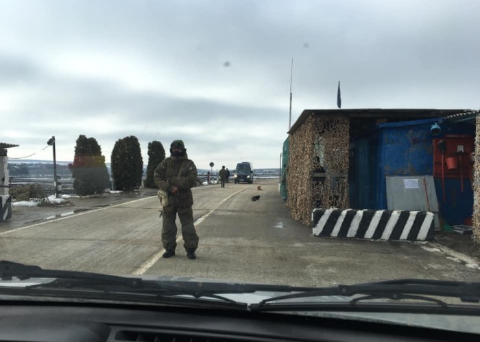FOTO Trupele de ocupație ale Rusiei au blocat doi jurnaliști basarabeni în satul Gura-Bâcului. ABUZURILE separatiștilor Moscovei