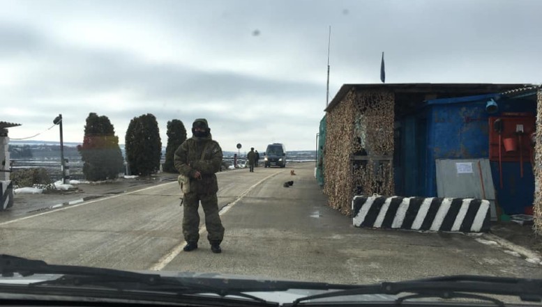 FOTO Trupele de ocupație ale Rusiei au blocat doi jurnaliști basarabeni în satul Gura-Bâcului. ABUZURILE separatiștilor Moscovei