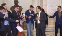 VIDEO. Complicitatea AUR - Jandarmerie. Ludovic Orban nu a fost lăsat să intre în Parlament de către jandarmi care l-au expus astfel furiei manifestanților. „Am fost scuipat, lovit cu un băț, lovit cu piciorul” / Dan Tănasă a întrerupt  declarațiile lui Orban, zbierând că minte / În apărarea fostului șef al PNL a sărit un reporter de la RTV, spunând că agresiunea protestatarilor a fost filmată