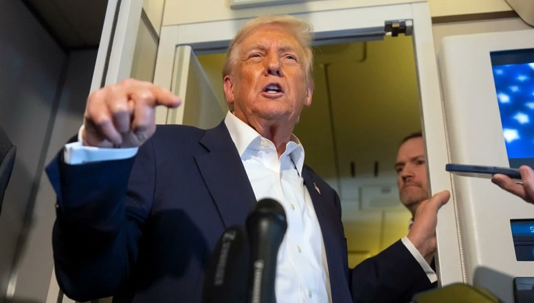 Donald Trump admite că nu poate candida pentru un al treilea mandat / „Dacă citiți Constituția, este destul de clar că nu am voie să candidez. E păcat!”