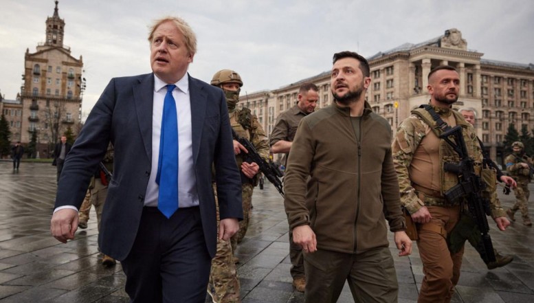 Boris Johnson îl torpilează pe Vladimir Putin, comparându-l cu un „crocodil” feroace care strânge în fălci piciorul prăzii. Premierul britanic spune că marile puteri au decis să trimită Ucrainei și mai multe arme