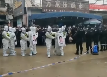 VIDEO. Scene terifiante în China comunistă: ritual primitiv de umilire publică pentru patru persoane care ar fi încălcat regulile anti-COVID-19. „Vinovații” au fost plimbați încătușați prin fața mulțimii