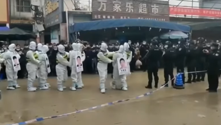 VIDEO. Scene terifiante în China comunistă: ritual primitiv de umilire publică pentru patru persoane care ar fi încălcat regulile anti-COVID-19. „Vinovații” au fost plimbați încătușați prin fața mulțimii