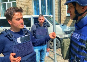 Eroism fără margini: Voluntarii din Donbas care își pun viața în pericol zi de zi, prin ploaia de bombe, pentru a furniza provizii civililor rămași în zonele de război