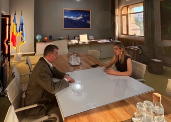 Ministra Diana Buzoianu admite că nu o bucură numirea lui Jean Vișan în fruntea Romsilva / PODUL a stârnit viesparul din cadrul Regiei. Soția unui angajat care semnează contracte de achiziții publice alături de proaspătul director interimar ne amenință și ne bălăcărește: „Sclavi obosiți și ofuscați”