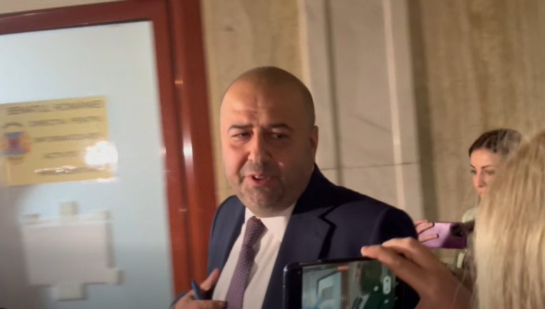 Public Record: Mihai Busuioc, unul dintre judecătorii PSD din CCR, i-a donat fiicei sale singura locuință pe care o deținea chiar cu o zi înainte de a fi votat în funcție. Manevra ar avea ca scop obținerea unei locuințe de protocol