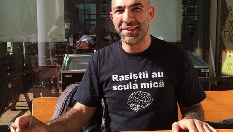 Un avocat dezvăluie adevărata față a ONG-istului impostor Ciprian Necula: A tăiat BURSELE studenților romi și îi obligă să muncească la Aresel, afacerea lui de familie, în schimbul banilor care le aparțin de drept. Este un sifon și o unealtă a Poliției care îi umilește pe romii săraci