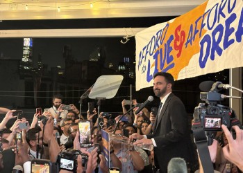 VIDEO. „Cea mai mare surpriză din istoria modernă a New Yorkului”: democrații vor avea, pentru primăria metropolei, un candidat musulman, stângist radical, care contestă sprijinul SUA pentru Israel și promite o taxare dură a celor bogați. Zohran Mamdani are șanse uriașe să ajungă primar
