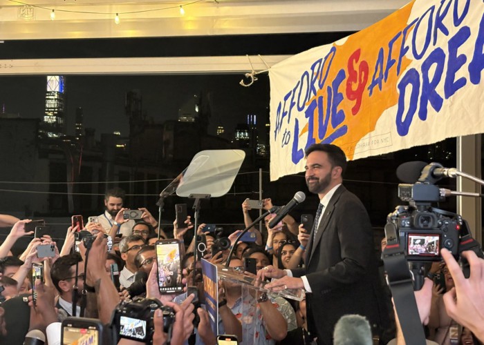 VIDEO. „Cea mai mare surpriză din istoria modernă a New Yorkului”: democrații vor avea, pentru primăria metropolei, un candidat musulman, stângist radical, care contestă sprijinul SUA pentru Israel și promite o taxare dură a celor bogați. Zohran Mamdani are șanse uriașe să ajungă primar