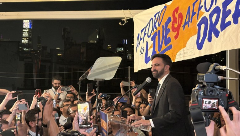 VIDEO. „Cea mai mare surpriză din istoria modernă a New Yorkului”: democrații vor avea, pentru primăria metropolei, un candidat musulman, stângist radical, care contestă sprijinul SUA pentru Israel și promite o taxare dură a celor bogați. Zohran Mamdani are șanse uriașe să ajungă primar