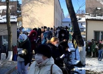 Bombă sanitară la Suceava: zeci de angajați ai spitalului, cuprinși de panică, s-au îmbulzit la coadă, așteptând să fie testați pentru COVID-19