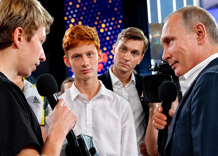 Regimul Putin nu lasă în pace copiii ruși nici pe durata vacanței de vară. Cărțile de propagandă militară pe care elevii trebuie să le citească în această perioadă