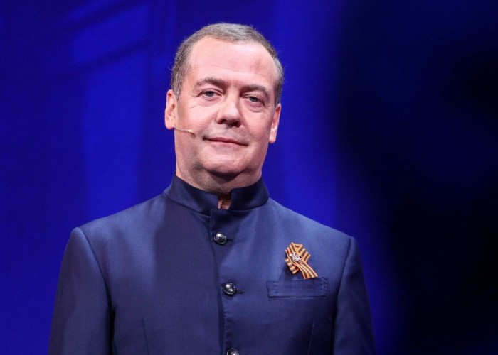 VIDEO. Cum a resuscitat războiul din Ucraina averea și cariera politică a lacheului putinist Dmitri Medvedev. Fostul premier și președinte de paie de la Kremlin este în prezent mai bogat cu un miliard de dolari și are cel mai de succes canal de Telegram de limbă rusă, grație imprecațiilor anti-occidentale pe care le emite