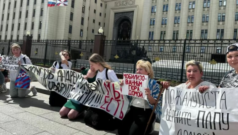 Forfotă în ograda terorii moscovite: Mai multe rusoaice au pichetat Ministerul rus al Apărării. Ce au cerut acestea: "Este timpul ca cei mobilizați să vină acasă!". Autoritățile ruse au catalogat gruparea drept "agentură străină"