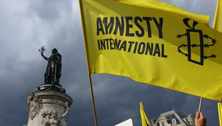 Rusia arde gazul pe care îl refuză Uniunii Europene, în timp ce Amnesty International este acuzată că "amnistiază statul terorist" al lui Putin