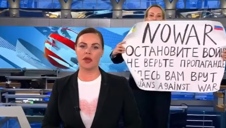 VIDEO O angajată a unui post TV deținut de Kremlin a protestat LIVE împotriva invaziei din Ucraina. Cum și-a motivat demersul pentru care a fost ulterior arestată