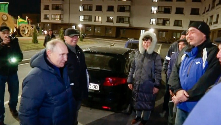 VIDEO. Ucrainenii despre vizita nocturnă a lui Vladimir Putin la Mariupol: „Criminalul se întoace la locul faptei!”