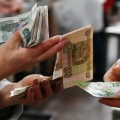 Rușii retrag, lunar, miliarde de dolari din băncile din Rusia de teamă că Vladimir Putin le-ar putea confisca economiile pentru războiul contra Ucrainei. „Dronele zboară, clădirile ard, nervozitatea crește”