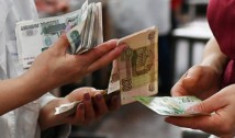 Rușii retrag, lunar, miliarde de dolari din băncile din Rusia de teamă că Vladimir Putin le-ar putea confisca economiile pentru războiul contra Ucrainei. „Dronele zboară, clădirile ard, nervozitatea crește”