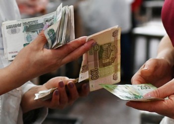 Rușii retrag, lunar, miliarde de dolari din băncile din Rusia de teamă că Vladimir Putin le-ar putea confisca economiile pentru războiul contra Ucrainei. „Dronele zboară, clădirile ard, nervozitatea crește”