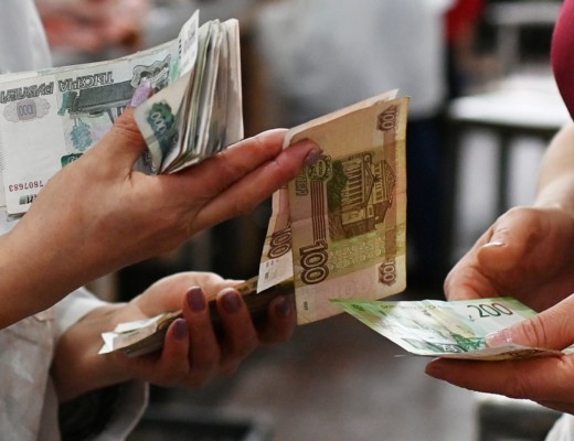 Rușii retrag, lunar, miliarde de dolari din băncile din Rusia de teamă că Vladimir Putin le-ar putea confisca economiile pentru războiul contra Ucrainei. „Dronele zboară, clădirile ard, nervozitatea crește”