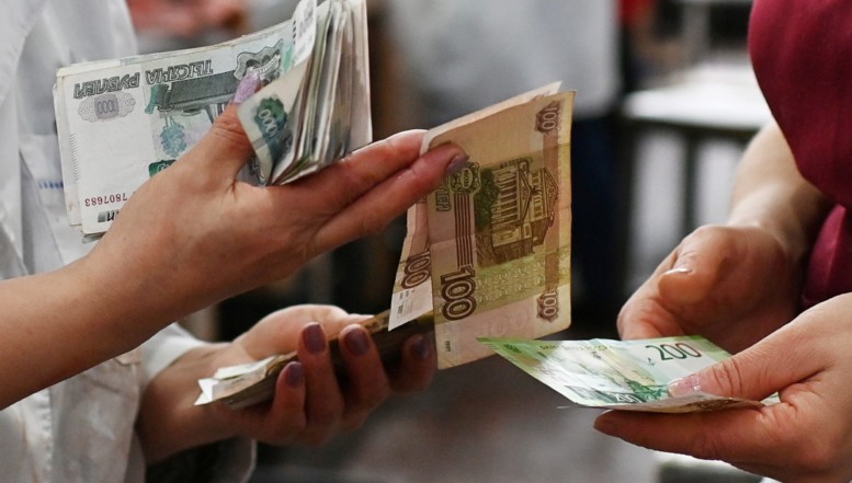 Rușii retrag, lunar, miliarde de dolari din băncile din Rusia de teamă că Vladimir Putin le-ar putea confisca economiile pentru războiul contra Ucrainei. „Dronele zboară, clădirile ard, nervozitatea crește”