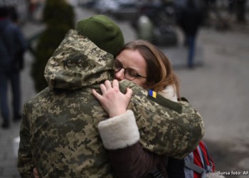 EXCLUSIV Articol dedicat tuturor femeilor ucrainene care îi așteaptă pe cei dragi să se întoarcă de pe front. Dragostea pe vreme de război. Oful exprimat de o femeie: "Orice aș face, fiecare zi e însoțită de preocupări: Ce s-o fi întâmpla cu el acum? Când va sosi următorul mesaj? Ne vom revedea?" / Anna Neplii