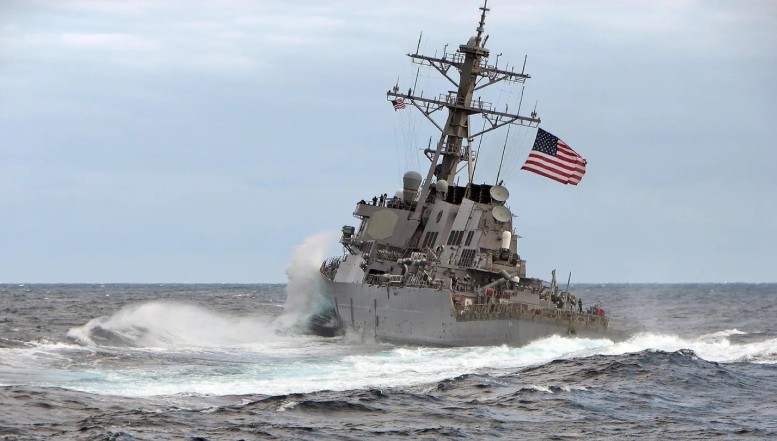 Pentagon: o navă de război americană și mai multe nave comerciale au fost atacate în Marea Roșie