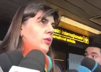Kovesi, hărțuită și agasată de Antena 3 pe Aeroportul Otopeni. Fosta șefă a DNA: „Aș vrea să-mi sun mama...Vă rog să-mi permiteți acest moment de intimitate” 