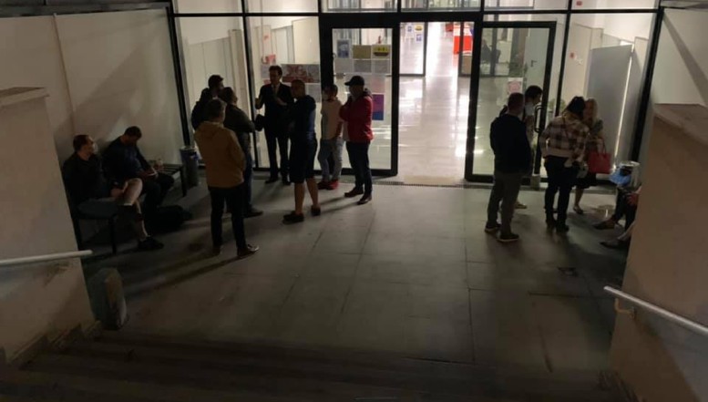 Bătălia pe viață și pe moarte de la Sectorul 1. Clotilde Armand și colegii și-au petrecut noaptea în fața Biroul Electoral de Sector, păzind voturile USR PLUS