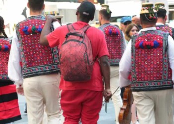 FOTO. The New York Post: mai mulți români îmbrăcați în costume populare au fost amenințați de un cuțitar chiar în Times Square