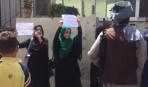 VIDEO Imaginile curajului: Câteva femei protestează la Kabul contra talibanilor