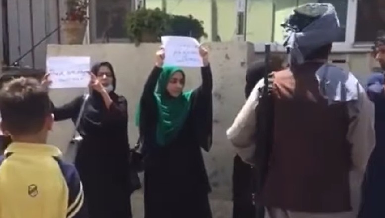 VIDEO Imaginile curajului: Câteva femei protestează la Kabul contra talibanilor