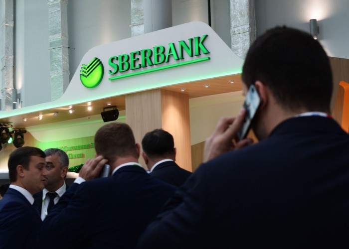 Începe dezastrul financiar și economic pentru Rusia. Filiala europeană a Sberbank, cea mai importantă bancă de stat a Rusiei, a falimentat, iar rubla este la un minim istoric