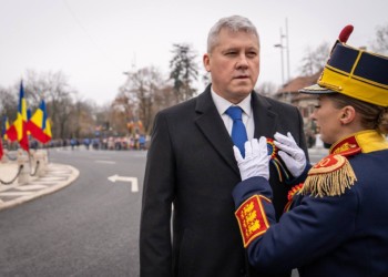 Ministrul Cătălin Predoiu, zis și Fantoma de la Interne, a fost convocat la Cotroceni. După catastrofa din Justiție, MAI a devenit, sub conducerea sa, o instituție opacă, în care DGPI face poliție politică, șefii își împart majorări salariale secrete, iar agenții sunt suprasolicitați, pe fondul deficitului de personal și al abuzurilor interne