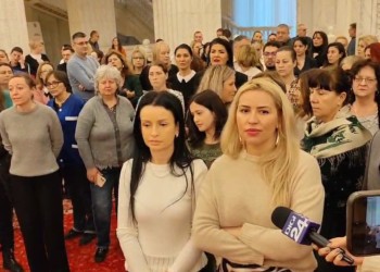 Protestatara PSD de la Senat anunță că a tăcut deja prea mult și a fost prea diplomată. Urmează să spună poporului „adevărul” despre cum trudește bugetărimea sinecuristă / Cristina Târteață s-a revoltat virulent împotriva lui Ilie Bolojan alături de modelul său în viață, ex-baroneasa PSD de Vaslui Gabriela Crețu, o altă bugetofagă notorie