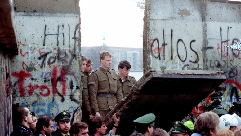 Zidul dintre libertate și opresiune. Se împlinesc 31 de ani de la prăbușirea Zidului Berlinului. Jos comunismul!