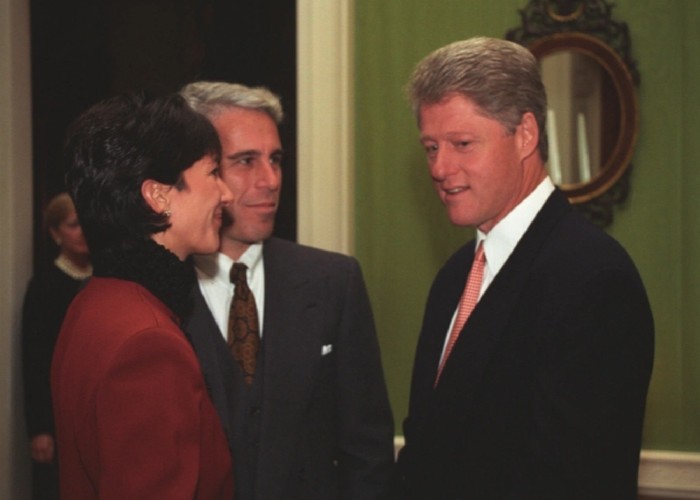 GRUPAJ FOTO: Dovada că pedofilul Jeffrey Epstein și traficanta de minore Ghislaine Maxwell au fost apropiații președintelui Bill Clinton, fiind chiar oaspeții lui, la Casa Albă. Insula exotică