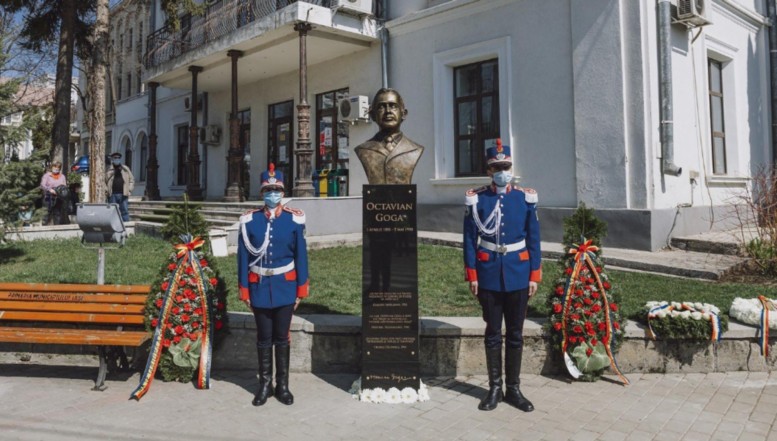 Adela Mîrza, președintele Partidului Alternativa Dreaptă: ”Legea Vexler e o mizerie! Putem admira personalități care în trecutul lor au avut simpatii antisemite (inclusiv marele Eminescu) dar care prin opera literară au lăsat o moștenire colosală. Și asta nu ne face antisemiți! Nicidecum!”