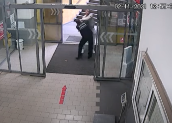 VIDEO. Polițist bătut de un individ căruia i-a cerut să poarte masca sanitară într-un spațiu închis. Opinia publică e-n delir: „Bravo, bine i-a făcut!”. Procurorii îl cercetează pe bătăuș în stare de libertate