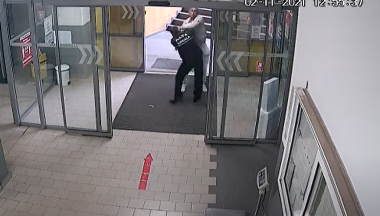 VIDEO. Polițist bătut de un individ căruia i-a cerut să poarte masca sanitară într-un spațiu închis. Opinia publică e-n delir: „Bravo, bine i-a făcut!”. Procurorii îl cercetează pe bătăuș în stare de libertate