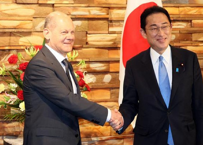 Cancelarul german Olaf Scholz dă un semnal important în Japonia, taxând Rusia și China deopotrivă. E o schimbare de optică. Amintim că prima vizită în Asia a Angelei Merkel a fost în China comunistă, unde s-a tot dus în detrimentul Japoniei