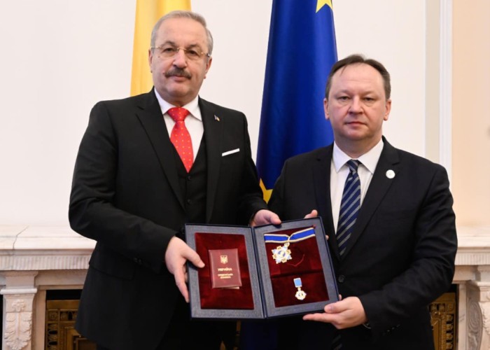 VIDEO Situație aberantă la Ambasada Ucrainei la București: Deși a pledat ca puterea de la Kyiv să cedeze teritorii, Dîncu a fost decorat pe parcursul unei ceremonii